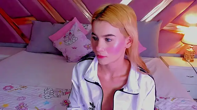 ChloeLaurentt online show from January 13, 2026, 1:15 pm