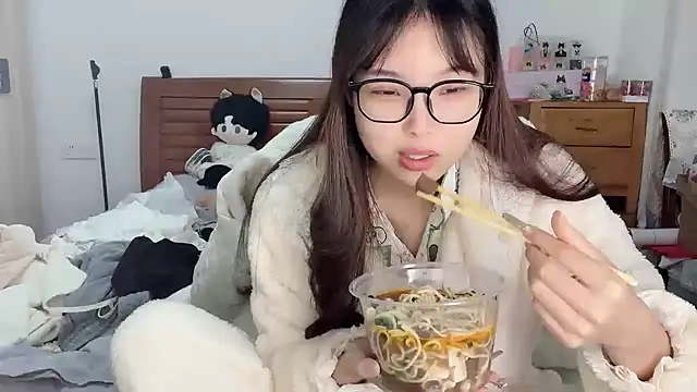 Snapshot of Akong11 chatting on November 25, 2025, 2:45 am Akong11 online show from November 25, 2025, 2:45 am