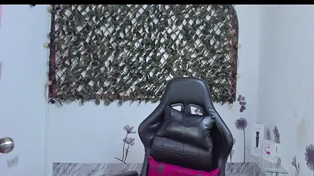 Snapshot of Luna021_1 chatting on October 17, 2025, 6:43 pm Luna021 1 online show from October 17, 2025, 6:43 pm