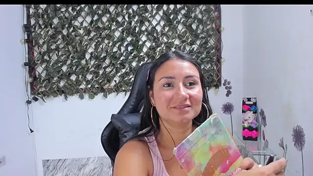 Snapshot of Luna021_1 chatting on November 8, 2025, 8:01 pm Luna021 1 online show from November 8, 2025, 8:01 pm