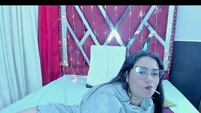 Snapshot of Luna021_1 chatting on November 23, 2025, 12:04 pm Luna021 1 online show from November 23, 2025, 12:04 pm