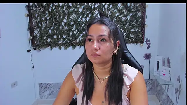 Snapshot of Luna021_1 chatting on October 11, 2025, 8:32 pm Luna021 1 online show from October 11, 2025, 8:32 pm