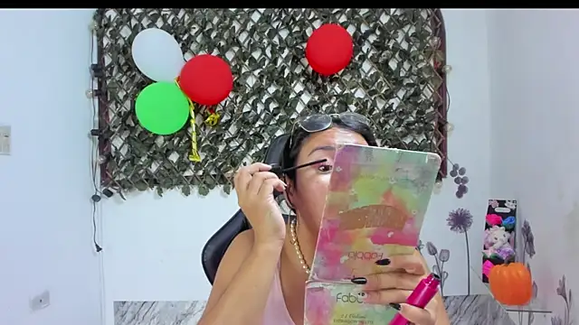 Snapshot of Luna021_1 chatting on November 4, 2025, 7:06 pm Luna021 1 online show from November 4, 2025, 7:06 pm