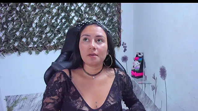 Snapshot of Luna021_1 chatting on November 15, 2025, 8:13 pm Luna021 1 online show from November 15, 2025, 8:13 pm