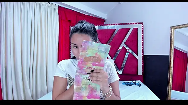 Snapshot of Luna021_1 chatting on October 10, 2025, 8:31 pm Luna021 1 online show from October 10, 2025, 8:31 pm