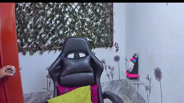 Snapshot of Luna021_1 chatting on December 1, 2025, 8:21 pm Luna021 1 online show from December 1, 2025, 8:21 pm