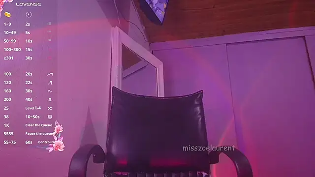 Snapshot of misszoelaurent chatting on October 14, 2025, 7:58 pm misszoelaurent online show from October 14, 2025, 7:58 pm