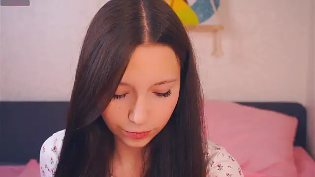 GabrielleLynchard online show from October 31, 2025, 7:10 pm