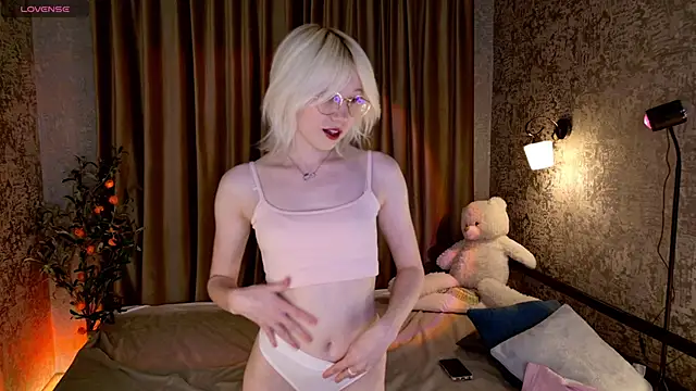 Snapshot of AlettaEve chatting on November 6, 2025, 5:06 pm AlettaEve online show from November 6, 2025, 5:06 pm