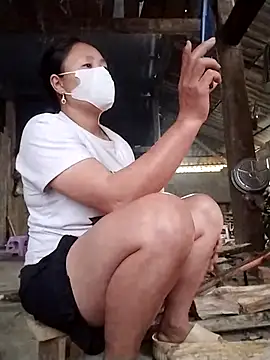 Snapshot of Emmyly_123 chatting on January 15, 2026, 2:15 am Emmyly 123 online show from January 15, 2026, 2:15 am