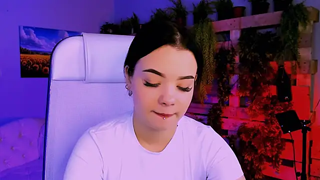Snapshot of leslierowe_ chatting on October 20, 2025, 7:58 pm leslierowe  online show from October 20, 2025, 7:58 pm