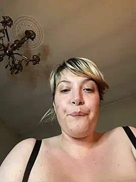 Snapshot of STRIPsegale chatting on December 2, 2025, 9:38 pm STRIPsegale online show from December 2, 2025, 9:38 pm