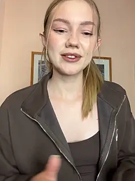 MilaMoone online show from December 5, 2025, 2:15 pm