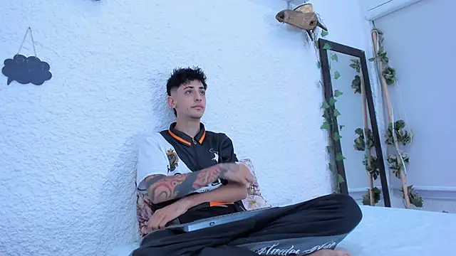 Snapshot of j_martony chatting on December 18, 2025, 4:39 am j martony online show from December 18, 2025, 4:39 am