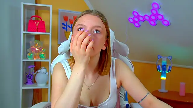 BeatriceBinoche online show from April 14, 2026, 7:19 pm