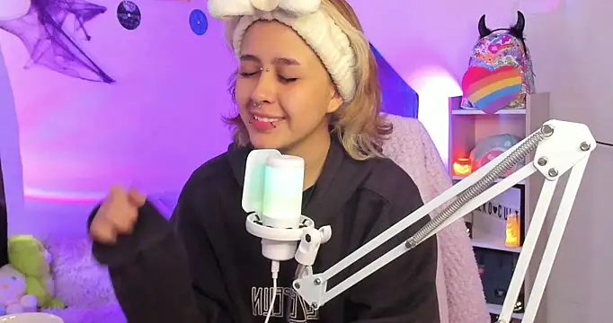 NekoWaifu online show from October 4, 2025, 1:01 pm