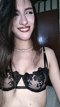 Snapshot of Emily-hottson chatting on December 19, 2025, 3:43 am Emily-hottson online show from December 19, 2025, 3:43 am