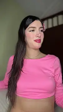 Snapshot of Emily-hottson chatting on April 2, 2026, 5:03 am Emily-hottson online show from April 2, 2026, 5:03 am