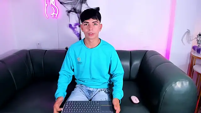 Snapshot of Peter_chase chatting on October 24, 2025, 7:24 pm Peter chase online show from October 24, 2025, 7:24 pm