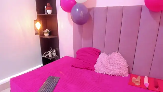 HoollyHendrix online show from November 6, 2025, 8:46 pm