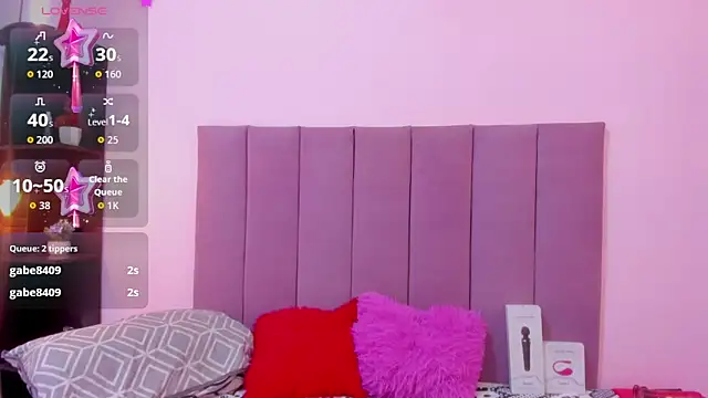 HoollyHendrix online show from October 3, 2025, 8:10 pm