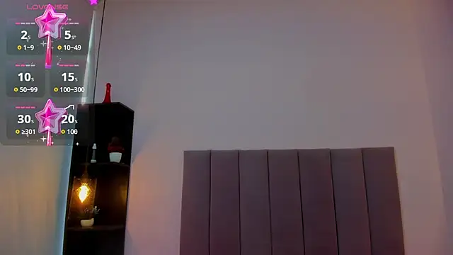 HoollyHendrix online show from October 28, 2025, 8:19 pm