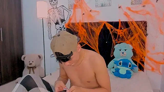 Snapshot of Zacktorres_ chatting on October 22, 2025, 9:35 pm Zacktorres online show from October 22, 2025, 9:35 pm