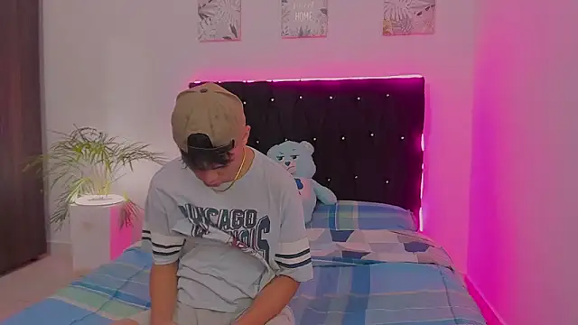 Snapshot of Zacktorres_ chatting on September 27, 2025, 10:49 pm Zacktorres online show from September 27, 2025, 10:49 pm