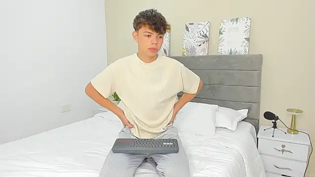 Snapshot of Zacktorres_ chatting on December 16, 2025, 10:25 pm Zacktorres online show from December 16, 2025, 10:25 pm