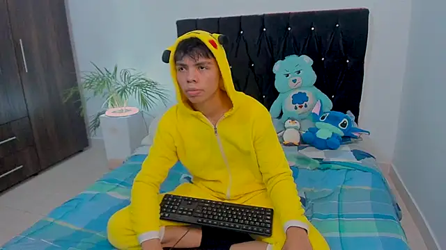 Snapshot of Zacktorres_ chatting on October 5, 2025, 11:28 pm Zacktorres online show from October 5, 2025, 11:28 pm