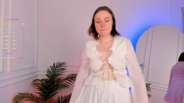 Sophi X online show from October 13, 2025, 1:45 pm