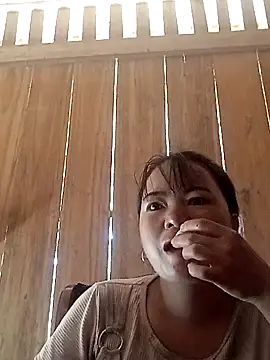 emly-xinh18 online show from October 19, 2025, 8:17 am