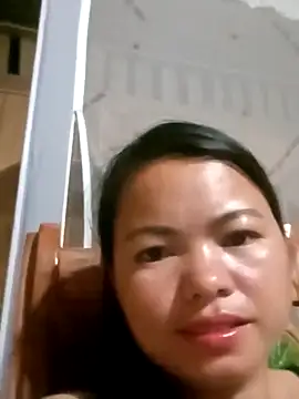 emly-xinh18 online show from September 26, 2025, 2:13 pm