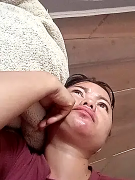 emly-xinh18 online show from October 3, 2025, 7:43 am