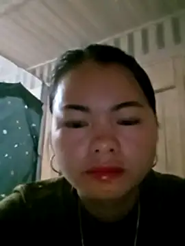 emly-xinh18 online show from December 16, 2025, 5:06 pm