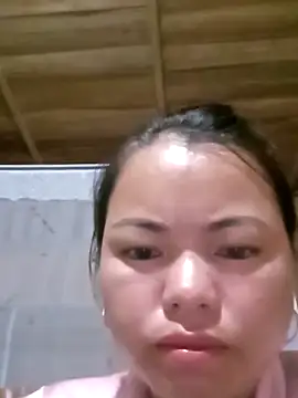 emly-xinh18 online show from September 18, 2025, 1:25 pm