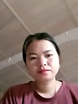 emly-xinh18 online show from November 12, 2025, 1:43 am