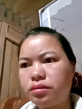 emly-xinh18 online show from September 22, 2025, 11:00 pm