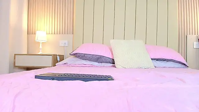 alessia moon1 online show from February 11, 2026, 12:05 pm