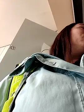 Snapshot of bichota85 chatting on April 1, 2026, 9:54 am bichota85 online show from April 1, 2026, 9:54 am