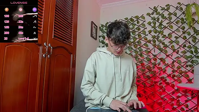 Snapshot of bellmontneon chatting on December 4, 2025, 12:37 pm bellmontneon online show from December 4, 2025, 12:37 pm