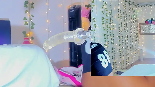 Ashley  Jones   online show from November 27, 2025, 5:02 pm