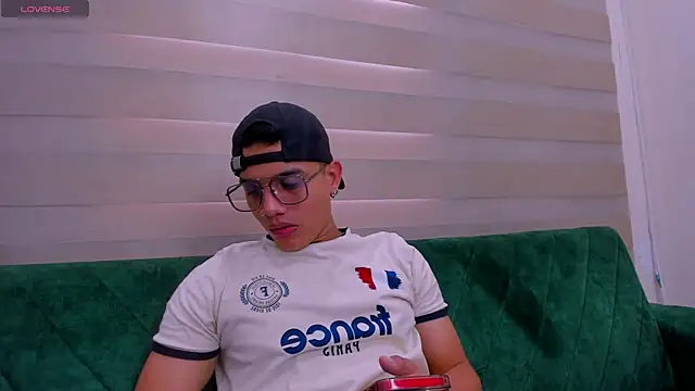 Snapshot of axel_vega chatting on September 25, 2025, 1:17 pm axel vega online show from September 25, 2025, 1:17 pm