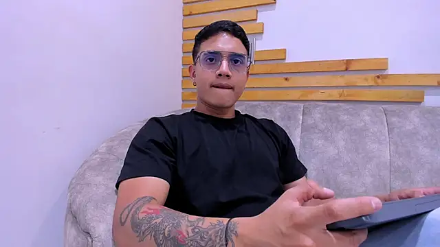 Snapshot of axel_vega chatting on September 18, 2025, 8:23 pm axel vega online show from September 18, 2025, 8:23 pm