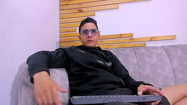 Snapshot of axel_vega chatting on September 19, 2025, 7:18 pm axel vega online show from September 19, 2025, 7:18 pm