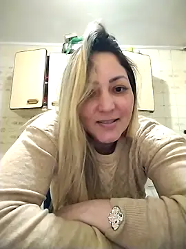 Snapshot of Lunita86 chatting on October 12, 2025, 10:33 pm Lunita86 online show from October 12, 2025, 10:33 pm