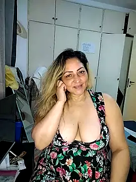 Snapshot of Lunita86 chatting on October 25, 2025, 2:39 pm Lunita86 online show from October 25, 2025, 2:39 pm