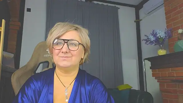 Snapshot of Marta_Wils chatting on November 14, 2025, 10:08 am Marta Wils online show from November 14, 2025, 10:08 am