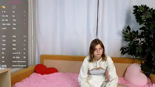 MeridethMondoux online show from October 13, 2025, 2:51 pm