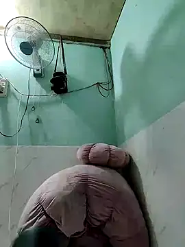 Snapshot of Yang-99 chatting on October 28, 2025, 12:59 pm Yang-99 online show from October 28, 2025, 12:59 pm